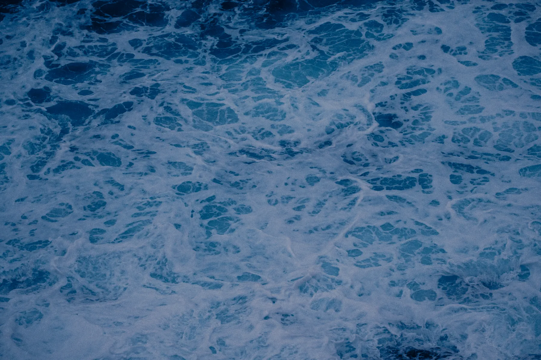 Blue ocean waves